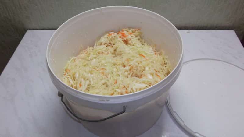 Bagaimana untuk menyediakan sauerkraut yang lazat untuk musim sejuk