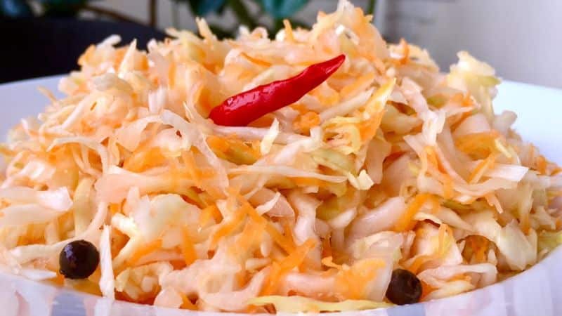 Bagaimana untuk menyediakan sauerkraut yang lazat untuk musim sejuk