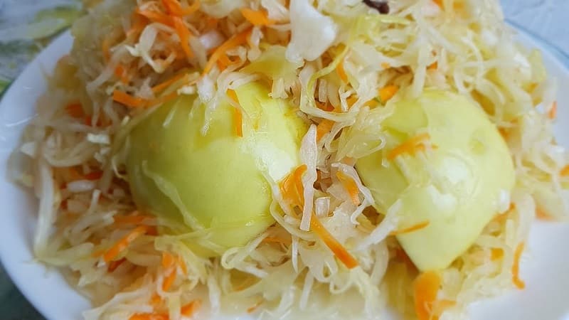 Bagaimana untuk menyediakan sauerkraut yang lazat untuk musim sejuk