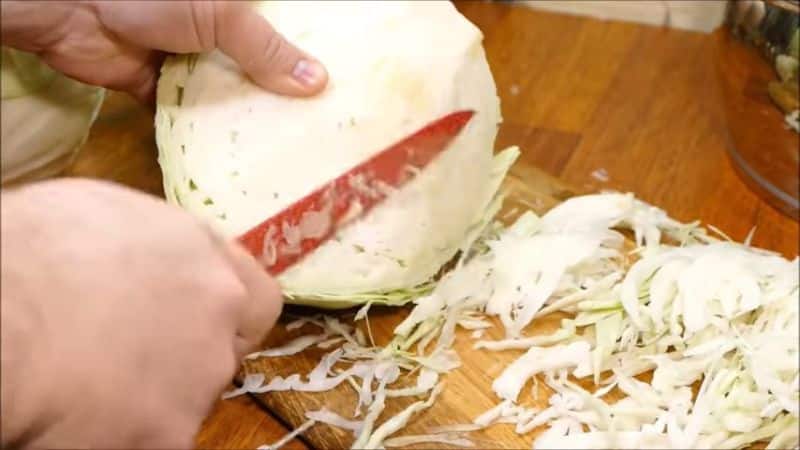 Bagaimana untuk menyediakan sauerkraut yang lazat untuk musim sejuk