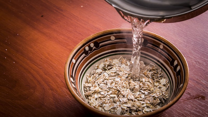 Quali sono i benefici dell'acqua di avena, come prepararla e berla correttamente