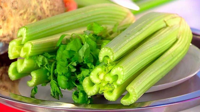 Una guía paso a paso para cultivar apio pecíolo al aire libre