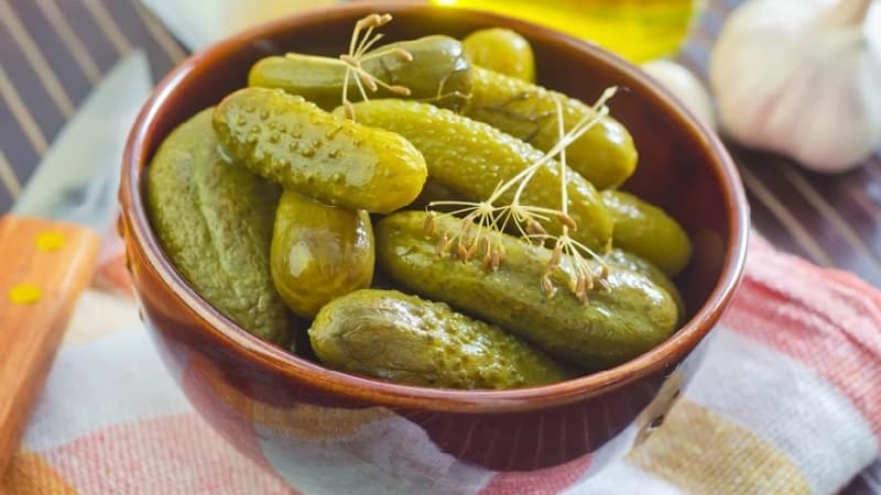 Crispy cucumbers for the winter without sterilization: pickling methods