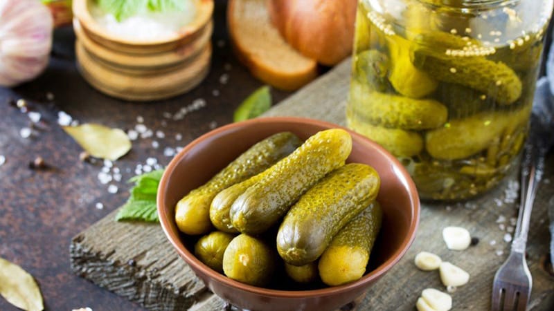 Crispy cucumbers in jars for the winter: hot salt