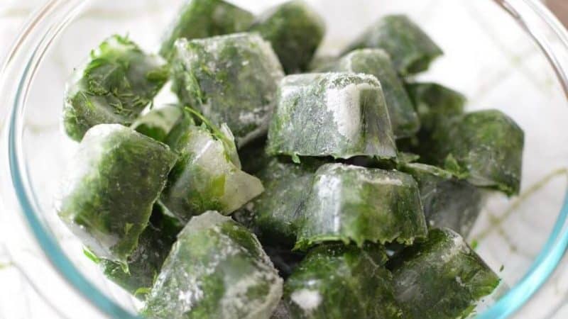 Paano gumawa ng parsley ice para sa mukha: kagandahan at kalusugan ng balat mula sa mga simpleng sangkap