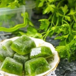 Paano gumawa ng parsley ice para sa mukha: kagandahan at kalusugan ng balat mula sa mga simpleng sangkap