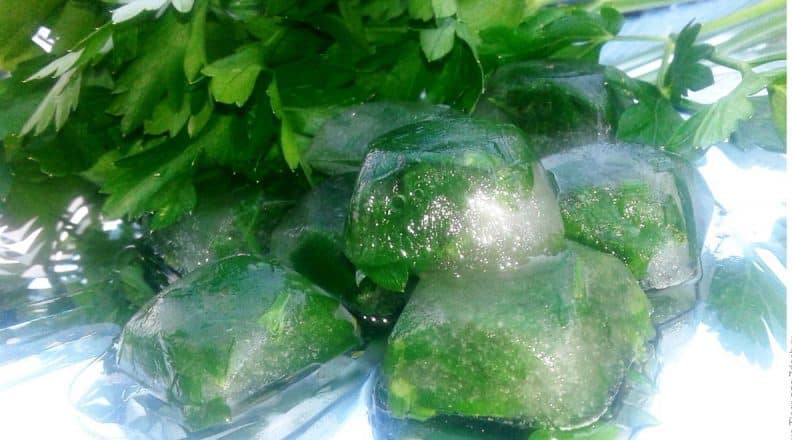 Paano gumawa ng parsley ice para sa mukha: kagandahan at kalusugan ng balat mula sa mga simpleng sangkap