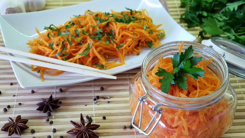 Comment préparer délicieusement des carottes à la coréenne pour l'hiver en bocaux