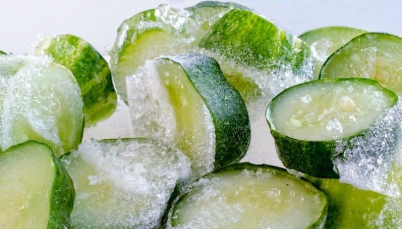 Paano i-freeze ang mga sariwang pipino sa freezer para sa taglamig: sunud-sunod na mga tagubilin mula sa paghahanda ng mga gulay hanggang sa pag-defrost sa kanila