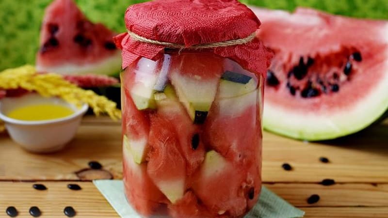 Einfache Rezepte für den Winter: So legen Sie Wassermelonen in Gläser ein