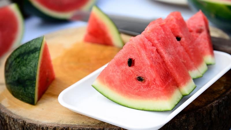 Är det möjligt att dricka vattenmelon medan du ammar: skada och fördelar för en ammande mamma och barn