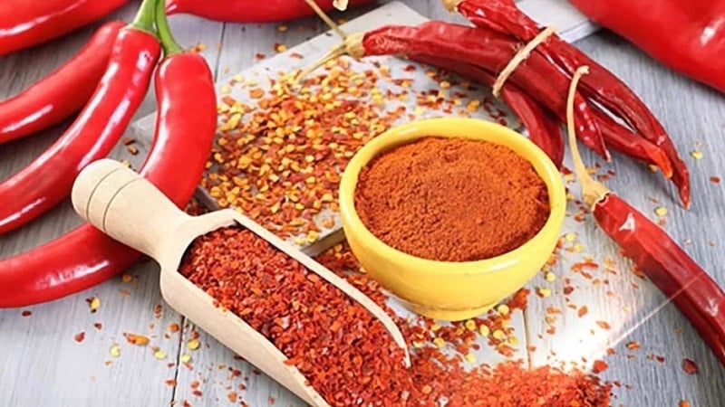 Madali at simple naming nakikilala ang mga maiinit na prutas - cayenne pepper at chili: ano ang pagkakaiba at kung paano gamitin ang mga ito