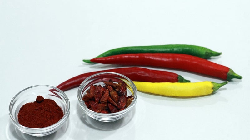 Madali at simple naming nakikilala ang mga maiinit na prutas - cayenne pepper at chili: ano ang pagkakaiba at kung paano gamitin ang mga ito