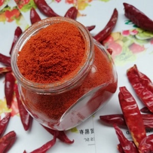 On distingue facilement et simplement les fruits chauds - le poivre de Cayenne et le piment : quelle est la différence et comment les utiliser