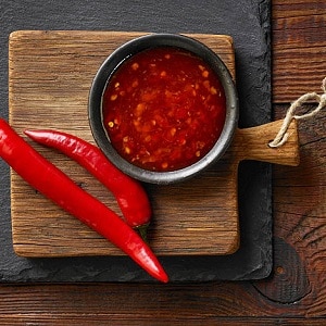 Madali at simple naming nakikilala ang mga maiinit na prutas - cayenne pepper at chili: ano ang pagkakaiba at kung paano gamitin ang mga ito