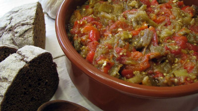 Hvordan tilberede auberginekaviar uten eddik til vinteren hjemme