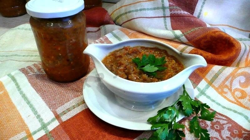 Hvordan tilberede auberginekaviar uten eddik til vinteren hjemme