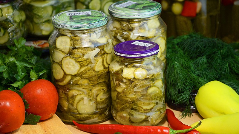 Receptes de deliciosos cogombres a rodanxes en vinagre en pots per a l'hivern