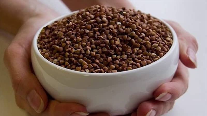 What is the danger of low hemoglobin and how does buckwheat increase it?