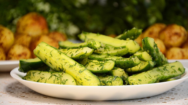 Deliciosos pepinos crujientes ligeramente salados: cómo cocinar con salmuera fría