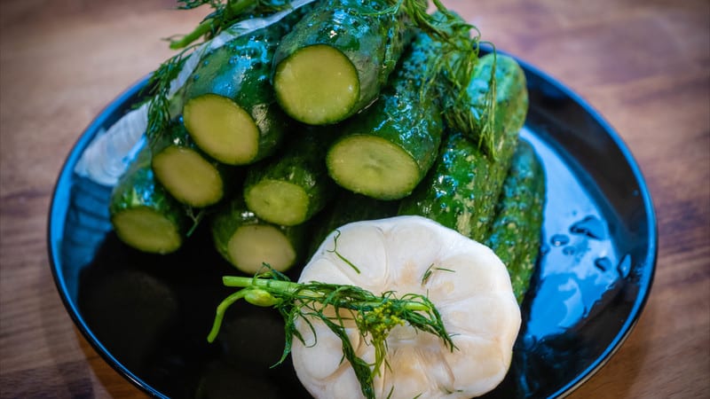 Köstliche knusprige, leicht gesalzene Gurken: So kochen Sie mit kalter Salzlake