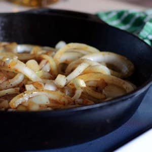 Cómo freír cebollas correctamente: los mejores métodos y recetas deliciosas