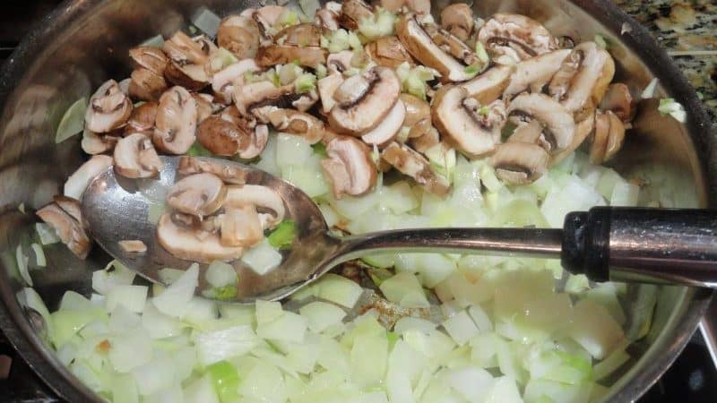 Paano magprito ng mga sibuyas nang tama: ang pinakamahusay na mga pamamaraan at masarap na mga recipe