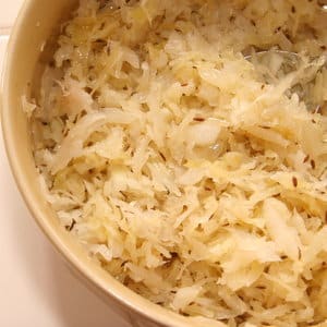 So kochen Sie Sauerkraut mit Kümmel schnell und lecker