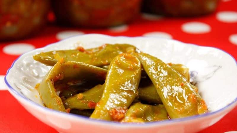 Aperitivos salados caseros: preparación de pimientos picantes en escabeche para el invierno con mantequilla