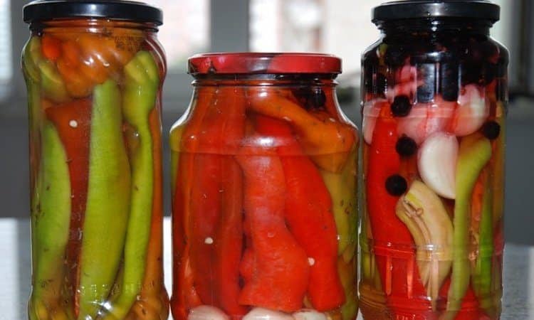 DIY sós falatok: ecetes csípős paprika elkészítése télre vajjal