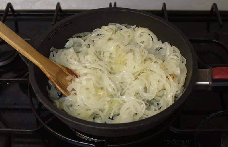 Полезни свойства на задушения лук за тялото и най-вкусните рецепти