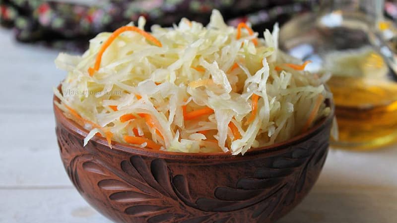 Penyimpanan sauerkraut yang betul di dalam peti sejuk: berapa lama disimpan dan bagaimana untuk memanjangkan jangka hayat