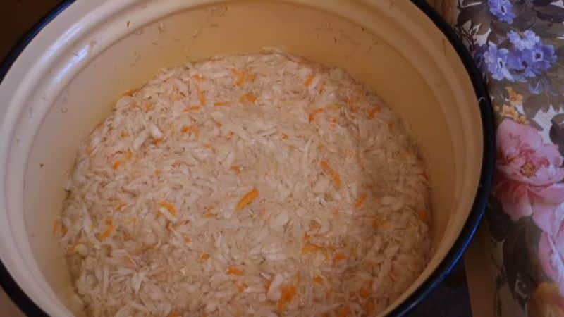 Penyimpanan sauerkraut yang betul di dalam peti sejuk: berapa lama disimpan dan bagaimana untuk memanjangkan jangka hayat