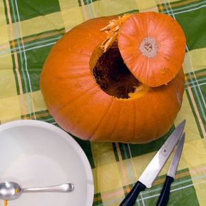 Instrucciones paso a paso sobre cómo pelar una calabaza: algoritmo de acciones y trucos para ablandar la cáscara dura