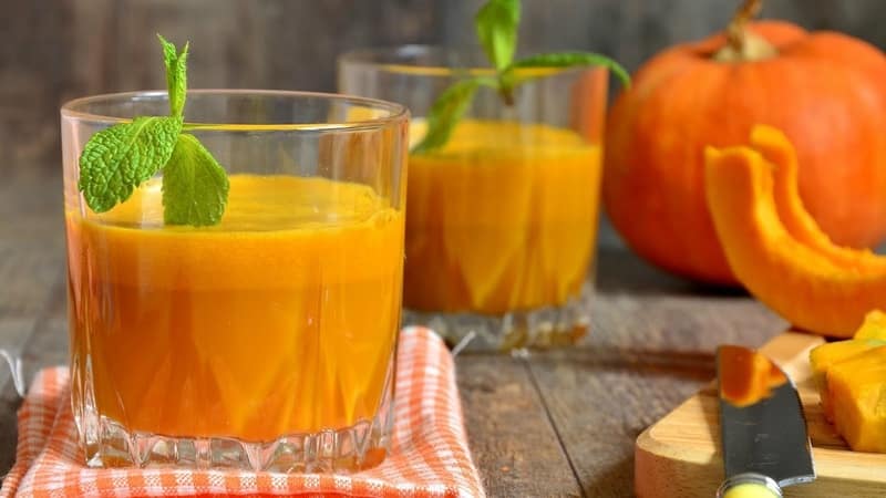 Come preparare un succo di carota delizioso e salutare per l'inverno a casa