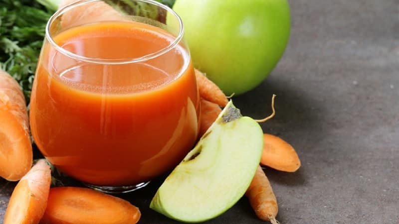 Cómo hacer jugo de manzanas y zanahorias con un exprimidor para el invierno.