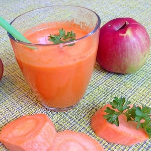 Cómo hacer jugo de manzanas y zanahorias con un exprimidor para el invierno.