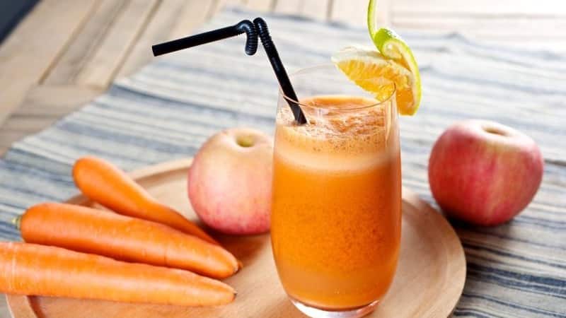 Come preparare il succo di mele e carote da uno spremiagrumi per l'inverno