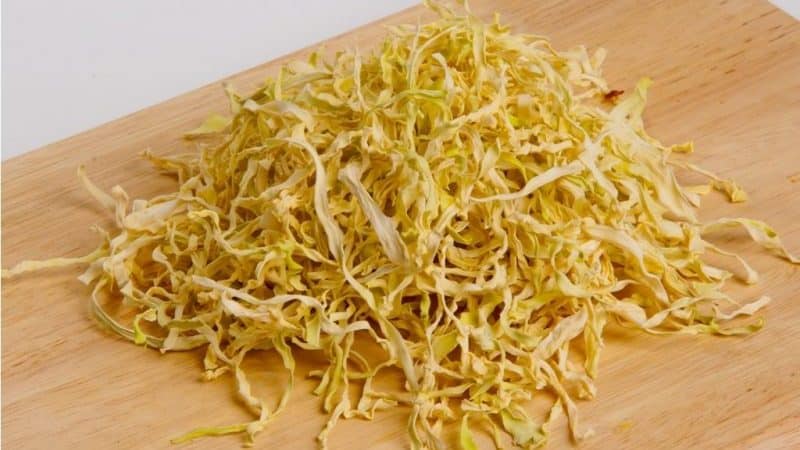 How to prepare dried cabbage and where to use such preparation