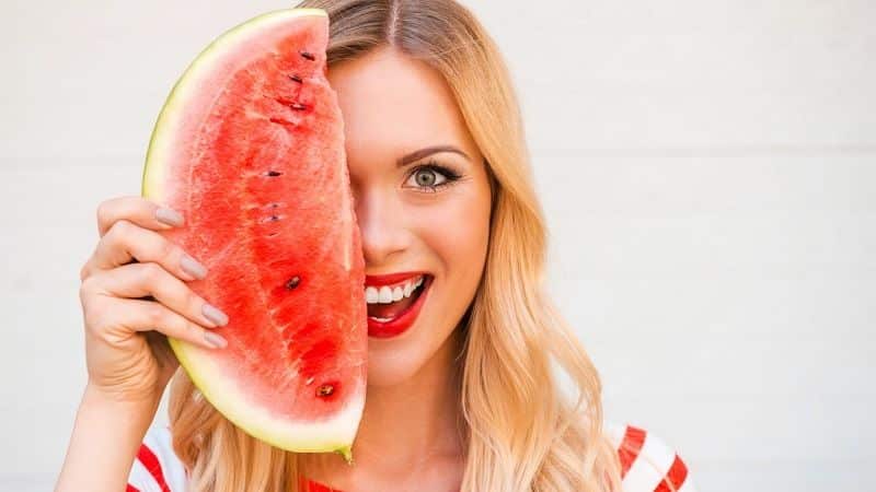 What is the glycemic index of watermelon, and what nutritionists think about it?