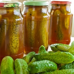 The best recipes for crispy pickled cucumbers in jars