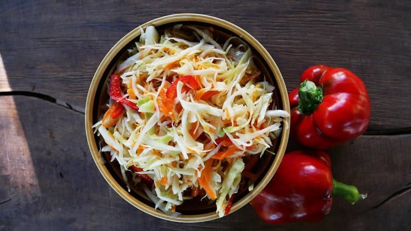 Las mejores recetas de repollo en escabeche con rábano picante de amas de casa experimentadas.