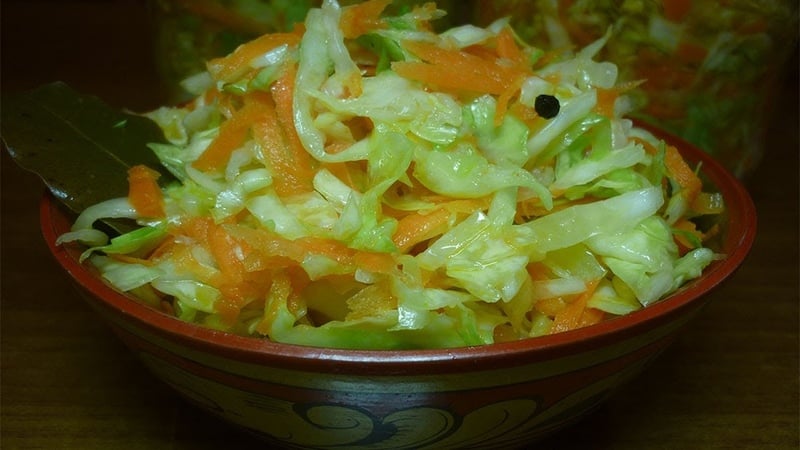 Las mejores recetas de repollo en escabeche con rábano picante de amas de casa experimentadas.