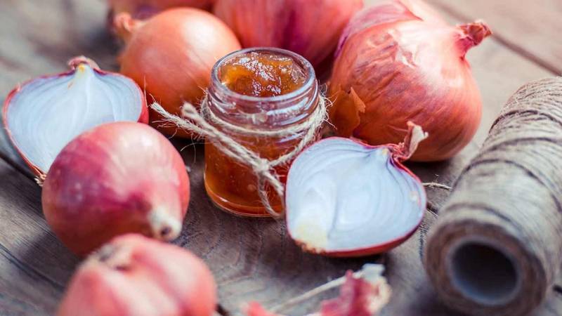 So verwenden Sie Zwiebeln zur Behandlung von Schnupfen und verstopfter Nase bei Erwachsenen