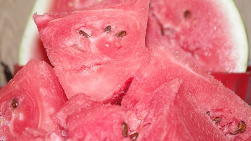 Kann man rosa Wassermelone essen und warum ist das so?