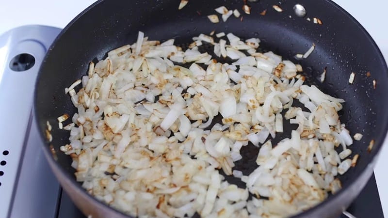 É possível comer cebola frita enquanto se perde peso e qual o seu teor calórico?