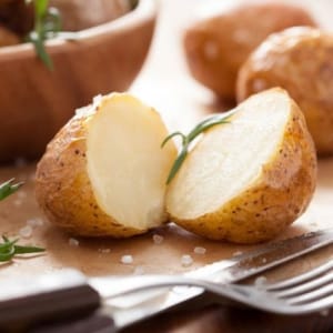 Los beneficios y daños de las patatas asadas.