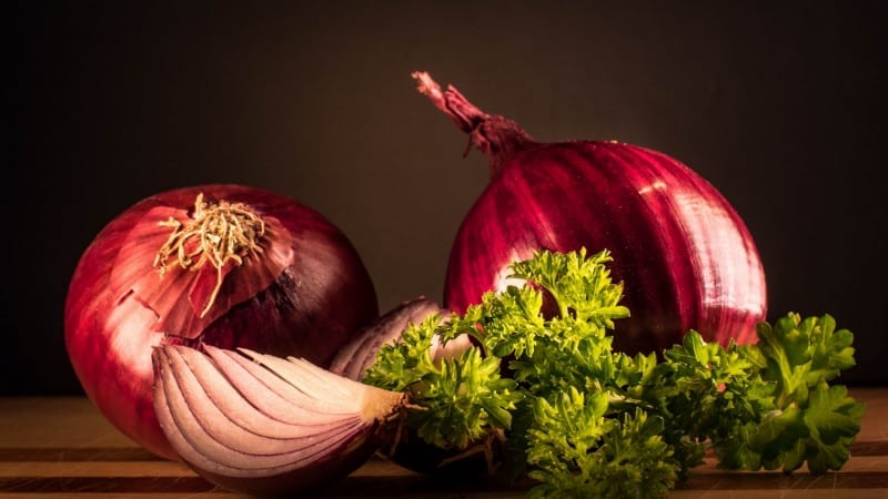 Los beneficios y perjuicios de la cebolla roja para el cuerpo humano.