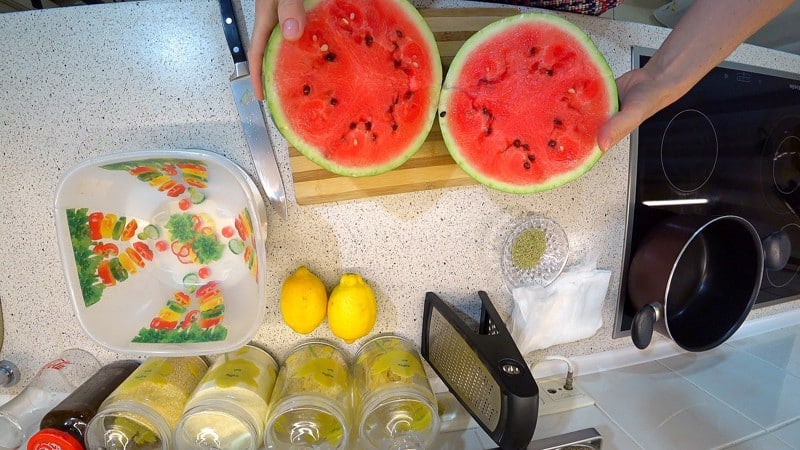 Enkle og velsmagende måder at forsegle vandmelon i krukker til vinteren