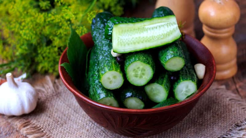 Klassiek recept voor licht gezouten komkommers in een pan met hete pekel